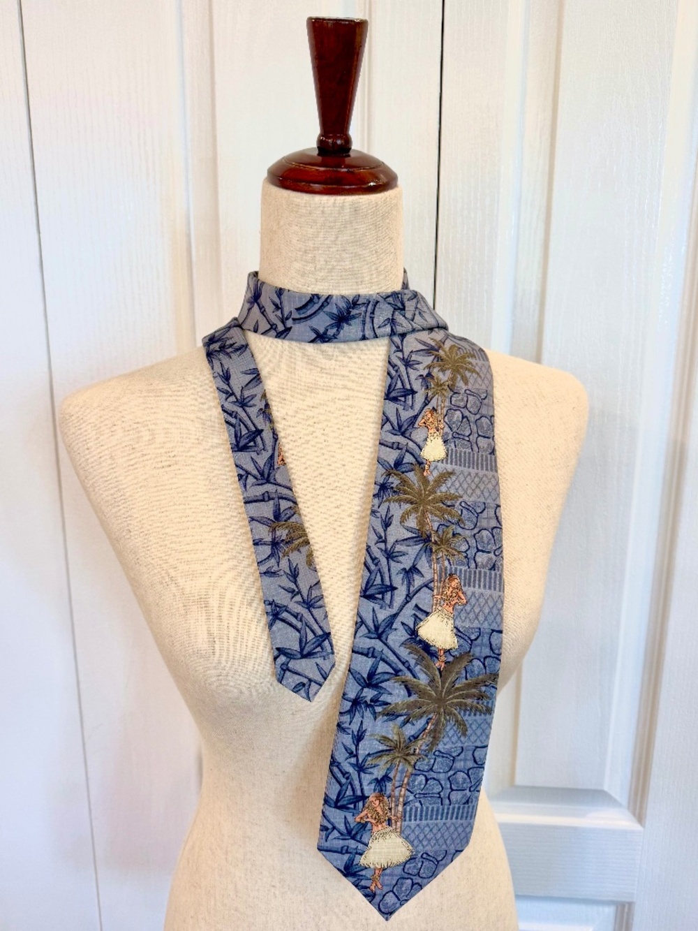 Vintage, Men's Tropical Tie by Van Heusen 100% Silk Hula Girls Palm Trees, L=58”
